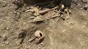Une dizaine de squelettes vieux de 300 ans ont été retrouvés. Une fouille archéologique a débuté cette semaine afin d'obtenir plus d'informations sur l'histoire de Béthune au 18e siècle.