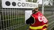 Une employée de Camaieu, portant une veste de la CGT, devant le siège de l'entreprise, le 4 octobre 2022, à Roubaix