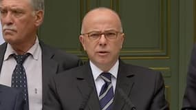 Le ministre de l'Intérieur Bernard Cazeneuve à l'issue d'une réunion avec l'Association des maires de France consacrée à l'accueil des réfugiés.