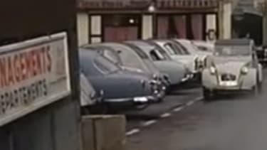 La dislocation de la 2CV, une scène culte du cinéma français, qu'on retrouvera dans un des films du Gendarme de Saint-Tropez. Citroën utilisera d'ailleurs ces images en 2010 pour une publicité sur la prime à la casse.