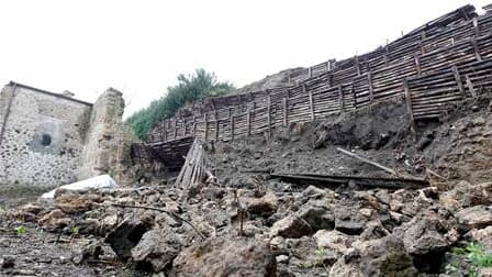 Un mur de la "Maison du moraliste", sur le site archéologique de Pompéi, près de Naples, s'est en partie écroulé mardi à la suite de fortes pluies. Il s'agit du deuxième incident de ce type en moins d'un mois, alors que les critiques se multiplient contre