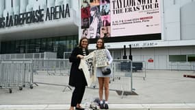 Des fans de la chanteuse américaine Taylor Swift montrent leurs coffrets VIP, avant le concert de la star au Paris La Défense Arena, le 8 mai 2024 à Nanterre, près de Paris
