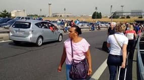 Grève des taxis à Roissy : les passagers contraints de marcher - Témoins BFMTV