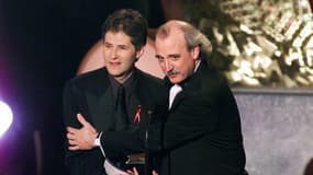Le compositeur James Horner (à gauche) et Will Jenning (à droite) l'auteur de "My Heart will Go on" lors de la cérémonie des Oscars en février 1999.