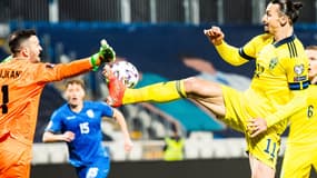 La passe décisive en aile de pigeon de Zlatan Ibrahimovic (Suède)