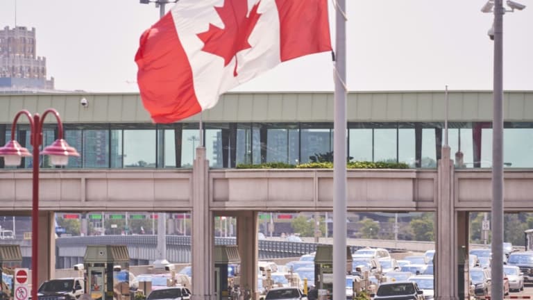 Une file d'attente à un poste-frontière pour aller des Etats-Unis vers le Canada, à Niagara Falls dans l'Ontario, le 09 août 2021