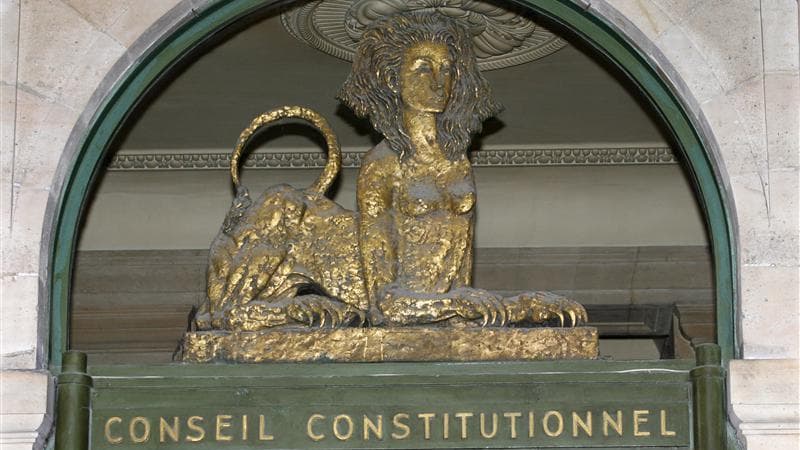 Le Conseil rendra jeudi ou vendredi sa décision sur la nécessité de réviser la Constitution pour introduire en droit national le traité budgétaire européen, qui prévoit une "règle d'or" interdisant les déficits publics. /Photo d'archive/REUTERS/Charles Pl