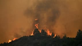 Un incendie près de Fontjoncouse (Aude) en cours le mercredi 6 août 2025.