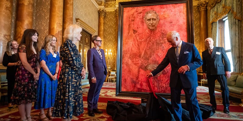 Le roi Charles III, le 14 mai 2024, dévoilant une peinture le représentant.