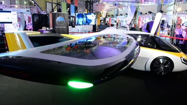 Présenté au Bourget, Aeromobil est un véhicule bulbeux à l'avant et doté d'ailes rétractables, dû à une équipe slovaque, prévu en série à l'horizon 2020.