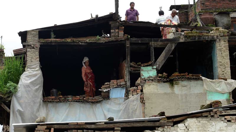 Plusieurs mois après le double séisme qui a frappé le Nepal, en avril et mai, des habitants de la commune de Bhaktapur, voisine de Katmandou, nettoient encore les dégâts, le 21 août 2015.