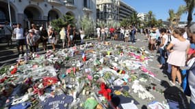 Des fleurs en hommage aux victimes de la tuerie de Nice, le 17 juillet 2016