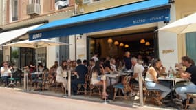 La terrasse du bistrot "Bobo" à Cannes (Alpes-Maritimes) pleine à l'approche de cet été