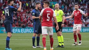 Anthony Taylor lors de Danemark-Finlande