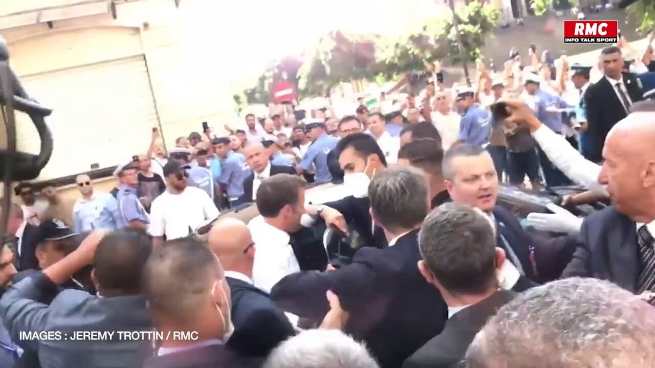 Les images du bain de foule écourté d'Emmanuel Macron à Oran