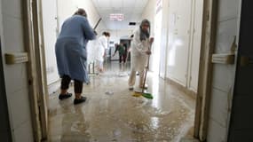 Dans un hôpital inondé à Manouba, près de Tunis, le 6 juin 2017