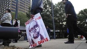 Lors d'une manifestation devant le Bureau des grâces de Géorgie, à Atlanta, lundi soir. La justice américaine a refusé mardi d'accorder la grâce à Troy Davis, un homme de 42 ans condamné à mort par l'Etat de Géorgie et dont l'exécution par injection létal