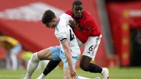 Paul Pogba au duel avec Declan Rice, à Old Trafford le 22 juillet 2020