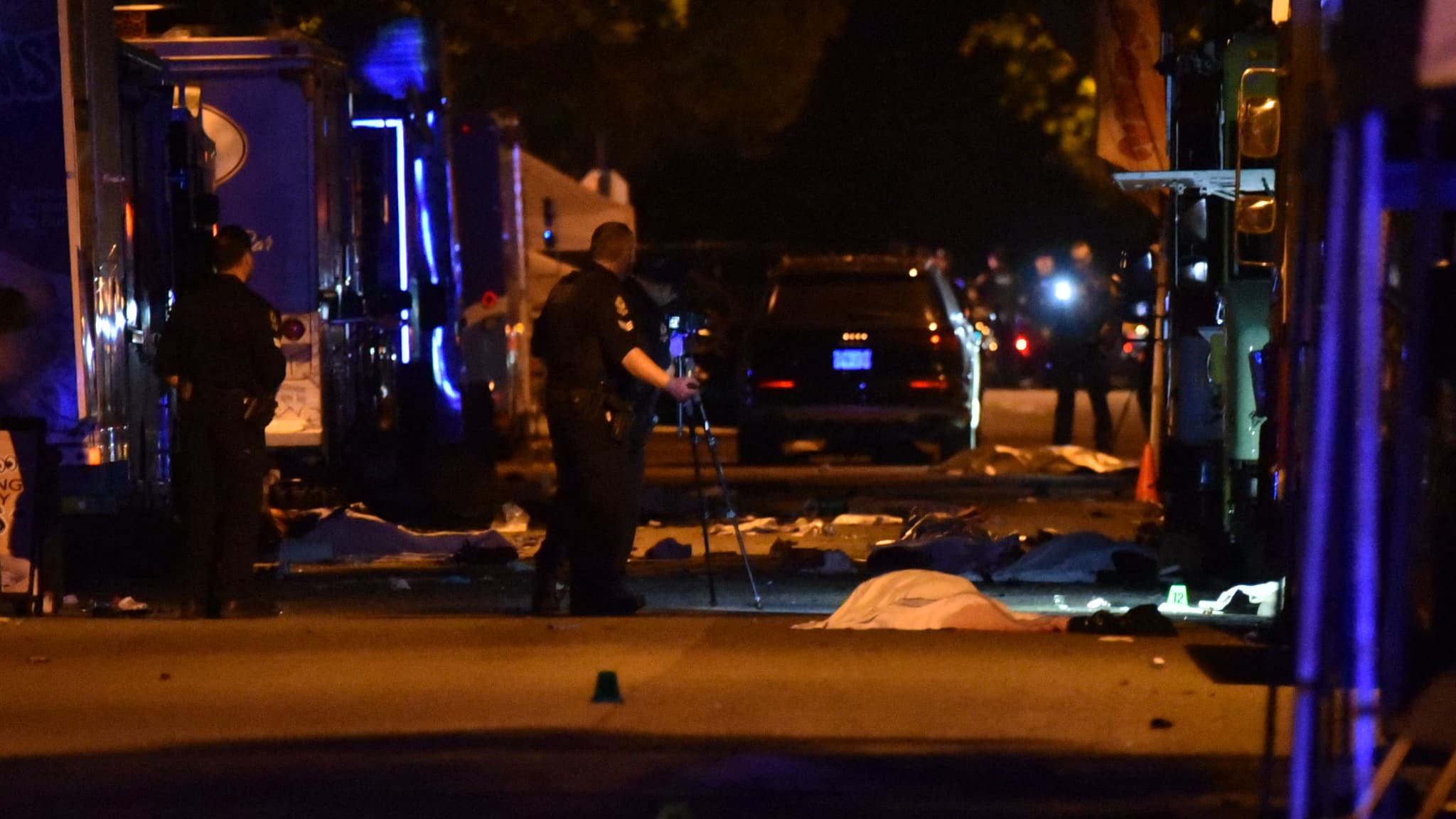 La police de Vancouver enquête sur une scène de crime après qu'un homme a percuté des piétons lors du festival annuel de Lapu-Lapu, célébrant la culture philippine, à l'angle de la 43e Avenue Est et de Fraser Street, dans le sud de Vancouver, le 26 avril 2025. La police de Vancouver enquête sur une scène de crime après qu'un homme a percuté des piétons lors du festival annuel de Lapu-Lapu, célébrant la culture philippine, à l'angle de la 43e Avenue Est et de Fraser Street, dans le sud de Vancouver, le 26 avril 2025.