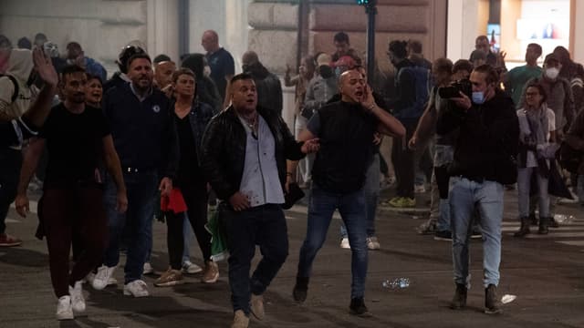 Le leader du parti politique d'extrême droite Forza Nuova, Giuliano Castellino (C), crie pendant des affrontements suite à une manifestation contre le pass sanitaire dans le centre de Rome, le 9 octobre 2021.