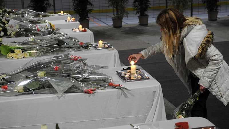 Une lycéenne se recueille dans la chapelle ardente dressée à Rochefort pour rendre hommage aux victimes de l'accident de car, jeudi 12 février.