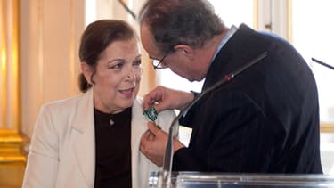 Leïla Menchari reçoit la médaille de grand officier de l'Ordre des Arts et des Lettres par Frédéric Mitterrand en 2009.