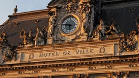 Une photo prise le 5 février 2020 montre l'horloge de l'hôtel de ville de Tours, dans le centre de la France.