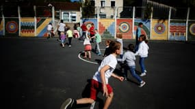 Des enfants jouent dans la cour de l'école de Courtonne-la-Meurdrac, dans le nord-ouest de la France, le 17 septembre 2018 (illustration)