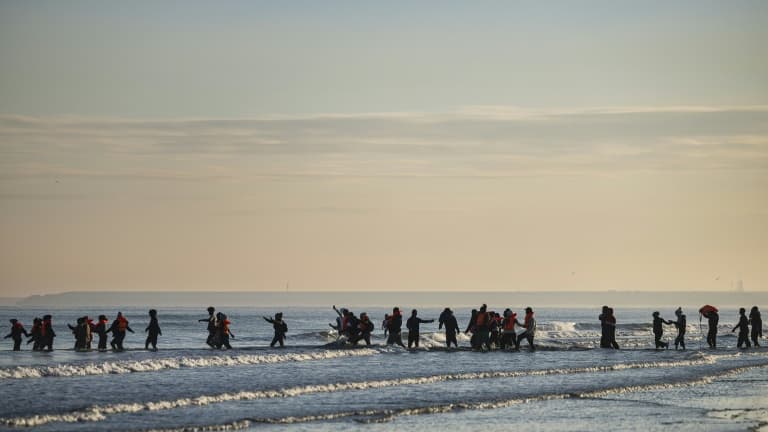 Des migrants tentent de traverser la Manche avec des bateaux de passeurs au large de la plage de Gravelines, dans le Nord, le 27 septembre 2025