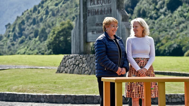 La présidente du Chili Michelle Bachelet (gauche) et Kristine McDavitt (droite), la veuve de Douglas Tompkins, lors de la cérémonie de donation, le 15 mars 2017. 