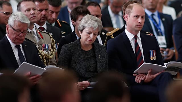Theresa May et le prince William dans la cathédrale d'Amiens, aux côtés de l'ancien président allemand Joachim Gauck, le 8 août 2018.