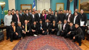 Une partie des "33" pose avec le président chilien de l'époque, Sebastian Piñera, en 2010.