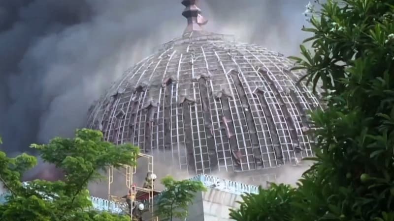 Indonésie: le dôme géant d'une mosquée s'effondre dans un incendie
