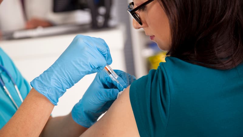 La vaccination contre l’hépatite B est recommandée chez tous les nourrissons avec un rattrapage jusqu’à 15 ans inclus, mais elle l'est aussi chez l'adulte à partir de 16 ans dans certains cas.