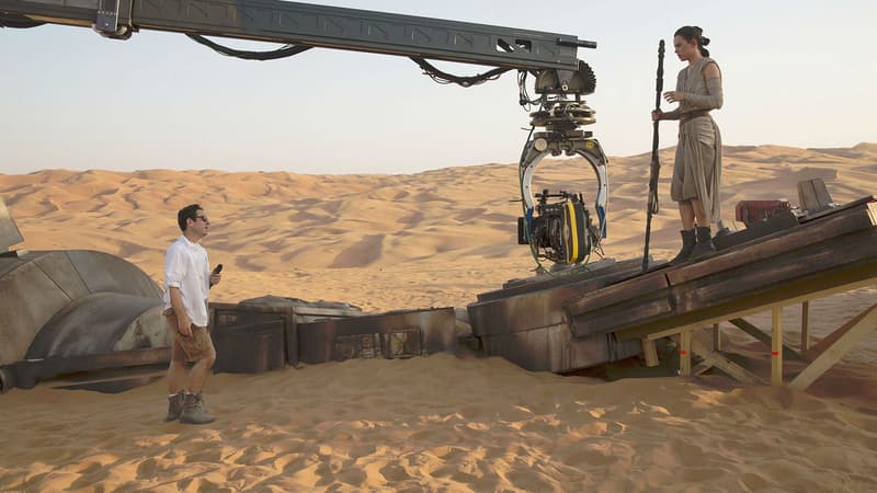 J.J. Abrams et Daisy Ridley pendant le tournage de "Star Wars VII"