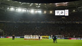 La minute de deuil réalisée lors du match Stuttgart-Young Boys le 11 décembre 2024, pour Meschack Elia, qui a appris la mort de l'un de ses fils.