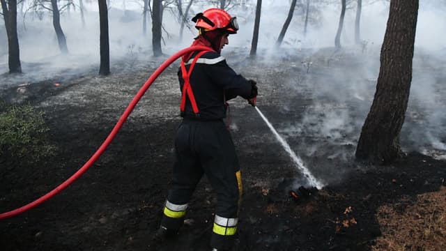 Un pompier éteint un départ de feu à Port-de-Bouc le 10 août 2017. Photo d’illustration
