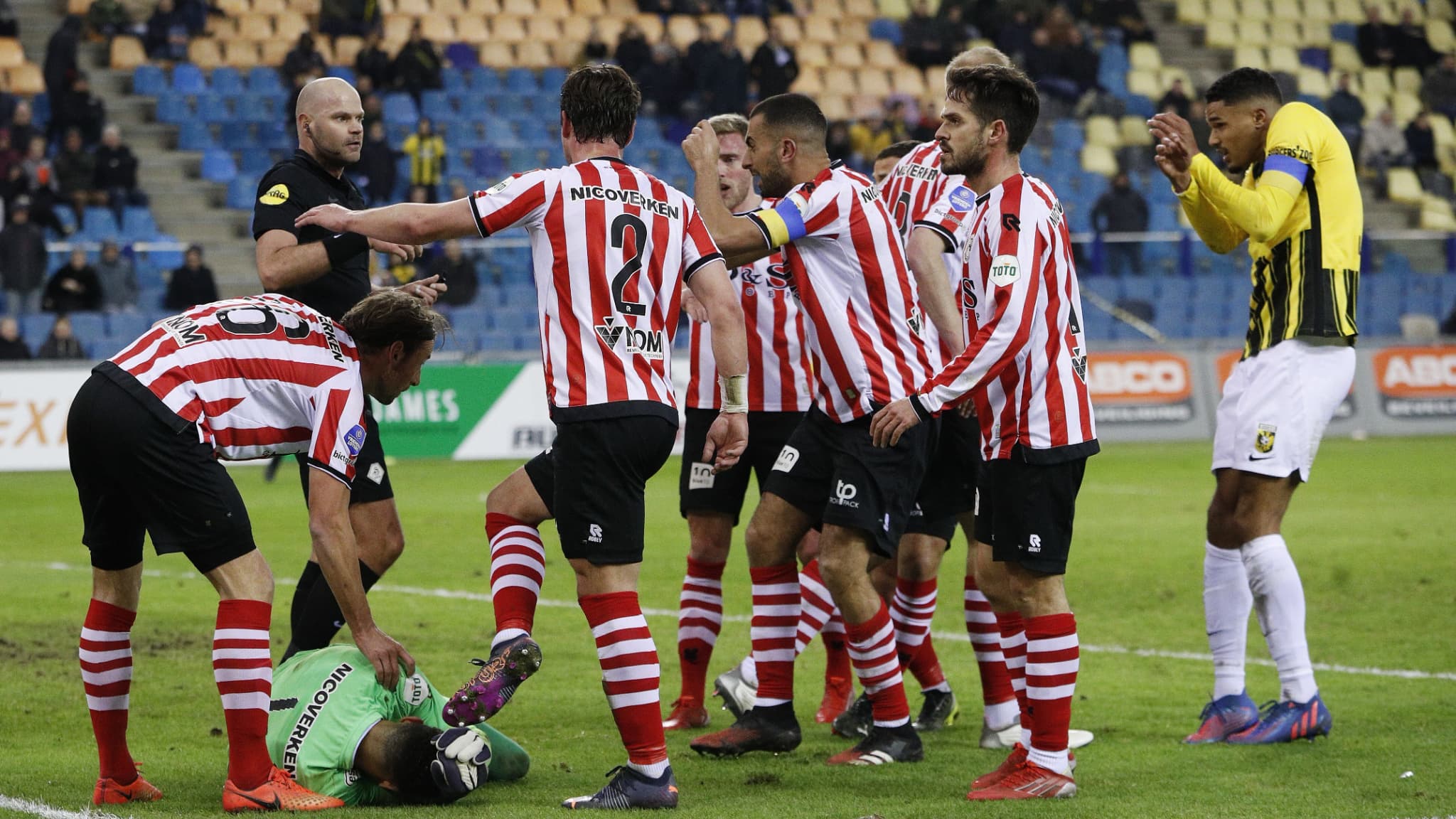 Maduka Okoye, au sol, après avoir été atteint par un projectile lors du match entre le Vitesse Arnhem et le Sparta Rotterdam, le 4 mars Maduka Okoye, au sol, après avoir été atteint par un projectile lors du match entre le Vitesse Arnhem et le Sparta Rotterdam, le 4 mars