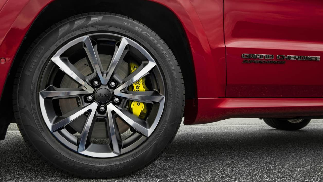 De quoi stopper la bête avec les plus gros freins Brembo jamais installés sur une Jeep de série De quoi stopper la bête avec les plus gros freins Brembo jamais installés sur une Jeep de série