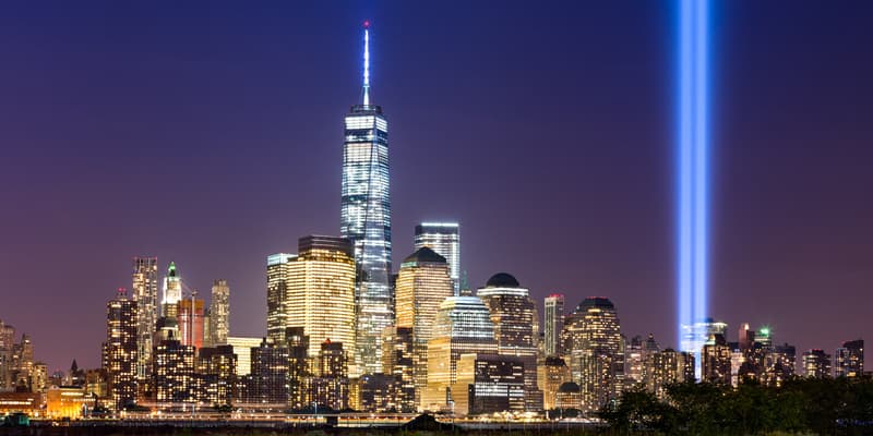 La ville de New York (États-Unis) de nuit, avec les faisceaux lumineux en hommage aux victimes des attentats du 11-Septembre 2001, le 18 juillet 2025.