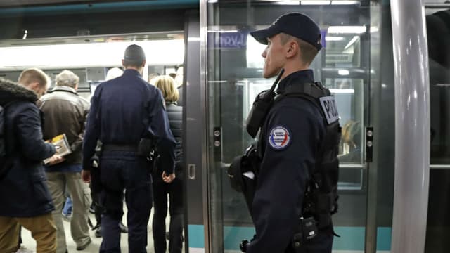 Patrouille de police dans le métro parisien, en novembre 2016