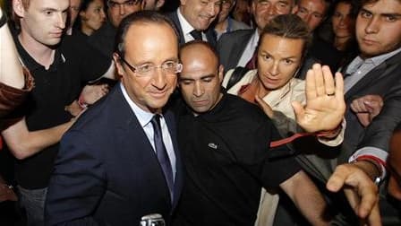 François Hollande devancerait largement Martine Aubry au premier tour de la primaire pour l'investiture socialiste à la primaire présidentielle avec 44% des voix contre 28%, selon un sondage BVA pour Orange et la presse régionale. Ces chiffres portent sur