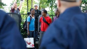 Plusieurs dizaines de migrants qui s'étaient installés devant l'église Saint-Bernard, dans le XVIIIe arrondissement de Paris, ont été évacués par les forces de l'ordre