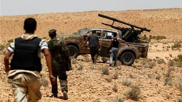 Combattants rebelles se préparant à tirer une roquette près de la ligne de front au sud de la ville de Bir Ghanam. D'intenses combats ont eu lieu samedi sur les hauteurs du Djebel Nefoussa, entre l'armée régulière libyenne et les insurgés, qui cherchent à