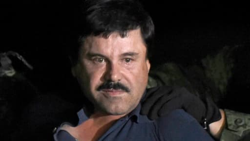 Le baron mexicain de la drogue Joaquin "El Chapo" Guzman lors de son arrestation après six mois de cavale, le 8 janvier 2016 à l'aéroport de Mexico
