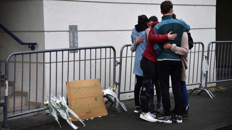 Des amis des victimes devant l'immeuble où un balcon s'est effondré, samedi soir à Angers, lors d'une crémaillère.