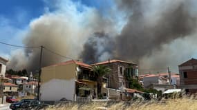 L'île de Lesbos en proie à un incendie, le 24 juillet 2022.