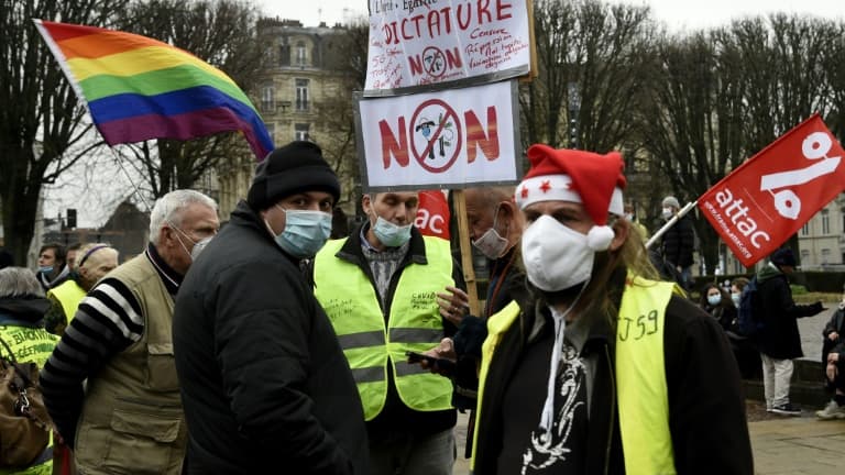 Des personnes se rassemblent avant le début d'une manifestation contre la proposition de loi "Sécurité globale" à Lille, le 12 décembre 2020