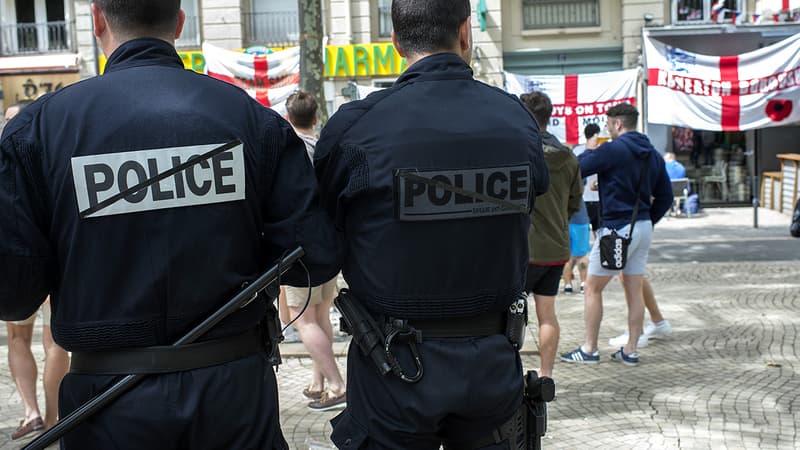 Des policiers surveillent des supporters anglais, à Saint-Etienne, avant un match de l'Euro, le 19 juin.