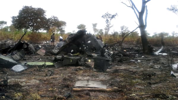 La carcasse de l'avion de la Mozambique Airlines, en Namibie, le 30 novembre 2013. La carcasse de l'avion de la Mozambique Airlines, en Namibie, le 30 novembre 2013.